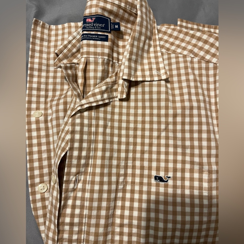 Men’s Tan and white Vineyard Vines never worn no tags button down
